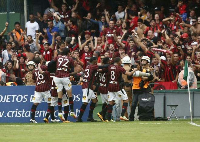 Foram para a torcida! Jogadores comemoram o segundo gol rubro-negro, marcado por Ewandro | Marcelo Andrade/Gazeta do Povo
