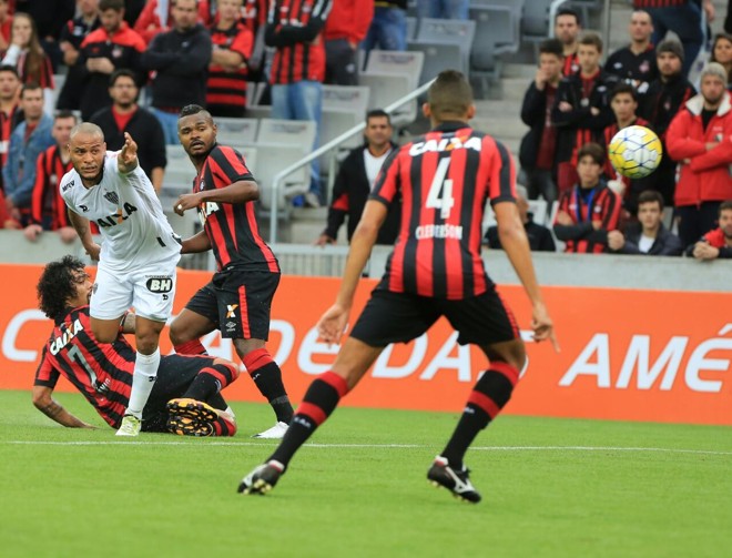 Otávio e Nikão, do Atlético, observam a bola passando pelo zagueiro rubro-negro Cleberson, que mais tarde cometeria o pênalti que permitiu o empate do Galo. | Ivonaldo Alexandre/Gazeta do Povo