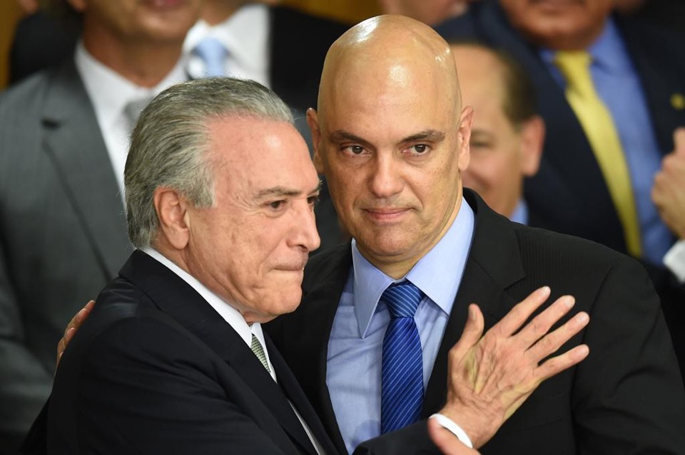 Temer e Alexandre de Moraes, o novo ministro da Justiça, durante cerimônia de posse do gabinete | EVARISTO SA/AFP