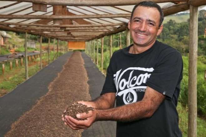 Em uma das fotos premiadas, produtor Olavo Aparecido Luciano mostra estrutura que antes era utilizada para secar café, mas que atualmente é usada para secar sementes de maracujá vendidos à indústria de cosméticos | Ricardo Rossi/Divulgação Ocepar