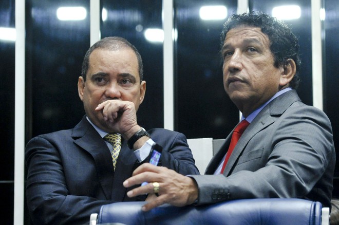 Senador Vicentinho Alves (PR-TO) e senador Magno Malta (PR-ES) aguardam início da sessão no Plenário. | Geraldo Magela/Agência Senado