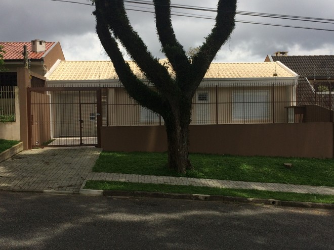 R$ 1.000.000: com área construída de 185 m², a residência térrea está localizada em uma rua arborizada do bairro Guabirotuba. A planta contempla três dormitórios, sendo uma suíte, com piso laminado de madeira, sala para dois ambientes (com piso em porcelanato), cozinha e banheiro social. O imóvel também conta com uma edícula com cozinha e sala integradas, banheiro completo, um dormitório e ampla lavanderia. A área de estacionamento comporta até cinco veículos. | Divulgação