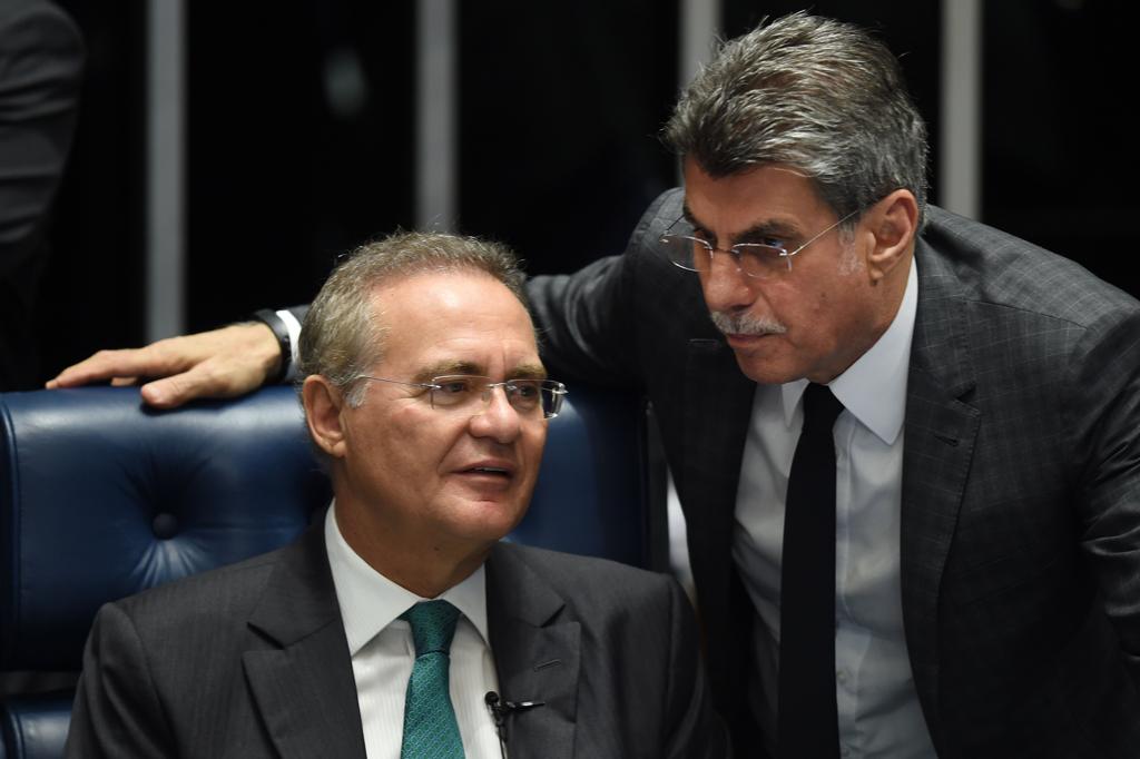 Presidente do Senado, Renan Calheiros, e senador Romero Jucá conversam durante sessão plenária que definiu afastamento temporário de Dilma | EVARISTO SA/AFP
