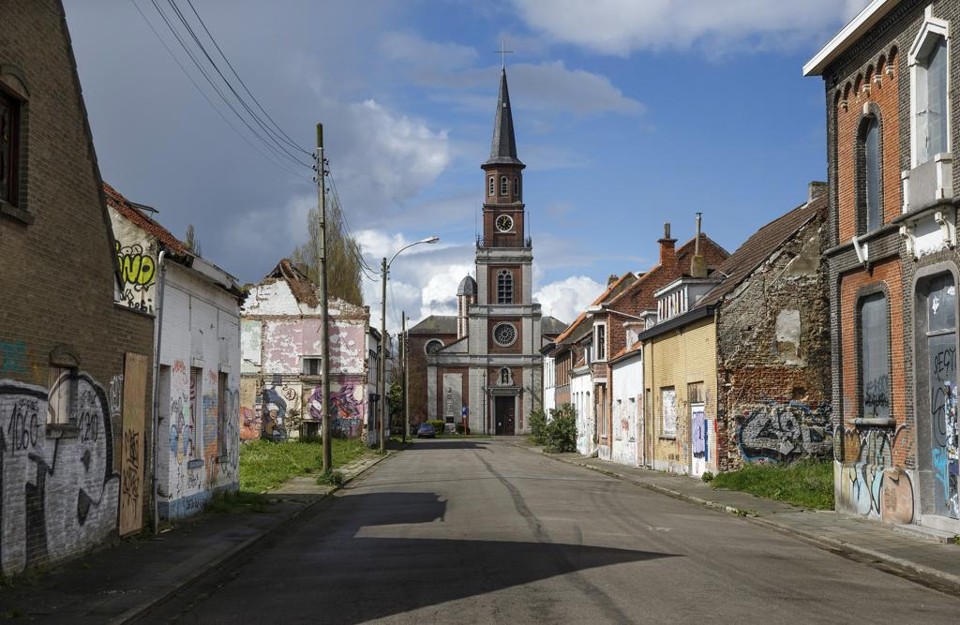 Uma igreja aparece no fim de uma das ruas principais da vila de Doel, na Bélgica. Os poucos moradores que ainda sobram na localidade lutam contra um plano do governo para a ampliação do porto da Antuérpia nos próximos 15 anos. | ILVY NJIOKIKTJIEN/NYT