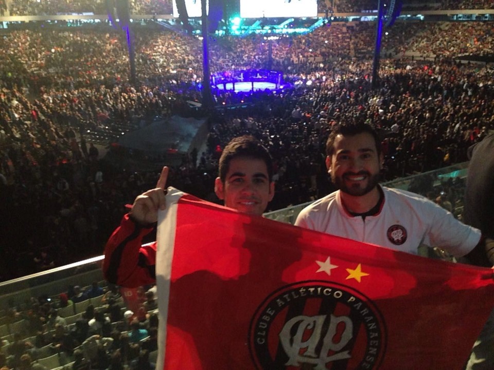 Torcida rubro-negra tomou conta da arquibancada da Arena no UFC 198. | André Pugliesi/Gazeta do Povo