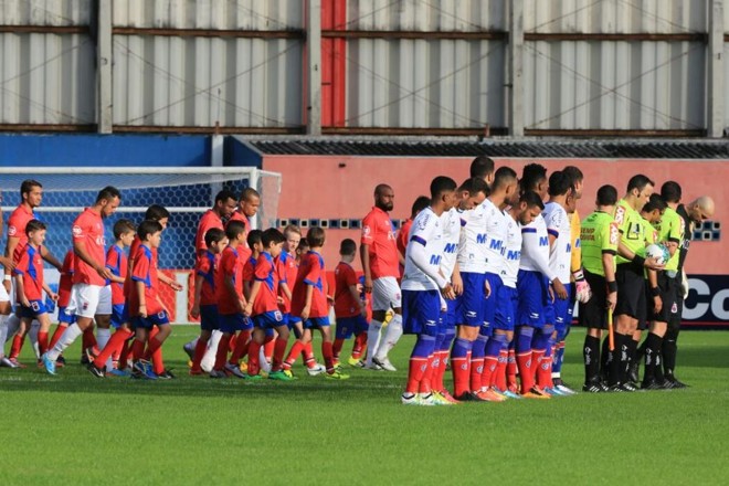 Jogadores do Paraná entram em campo junto com torcedores-mirins e seguem para a cerimônia inicial da partida. Os atletas do Bahia já aguardavam perfilados. | Ivonaldo Alexandre/Gazeta do Povo