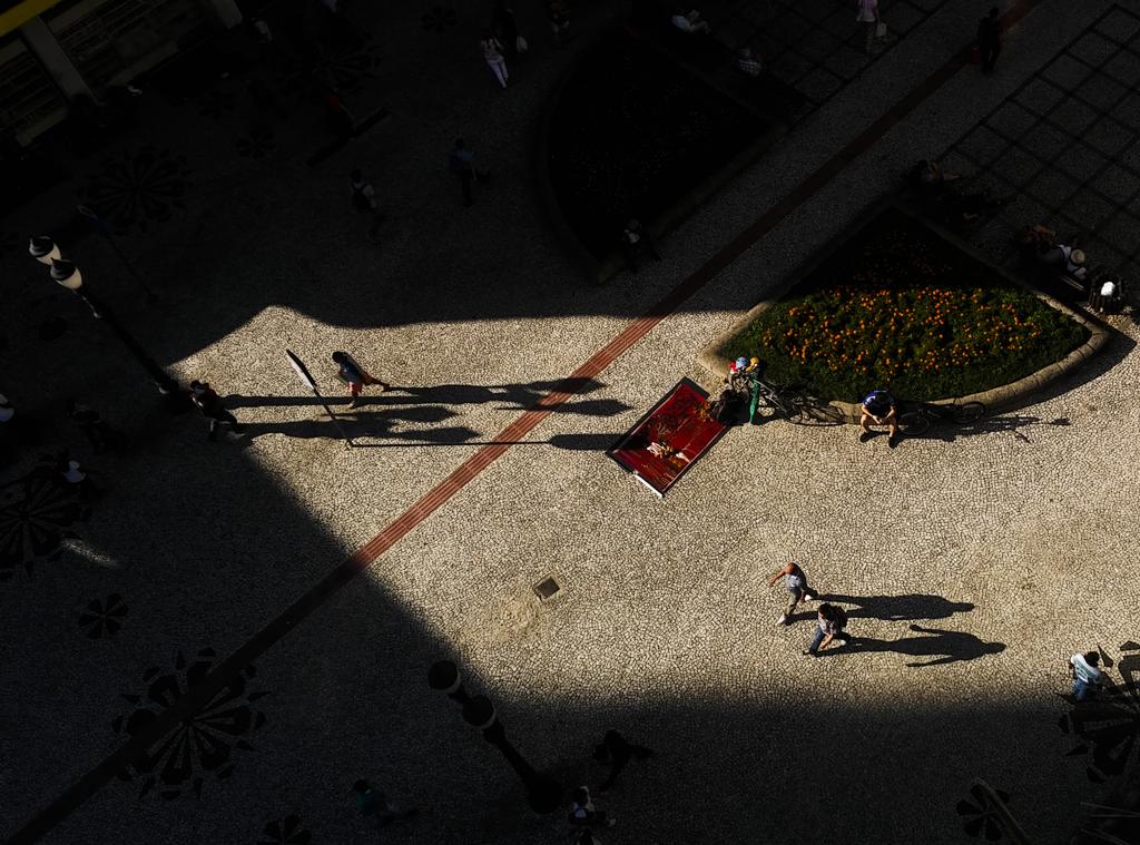 Um dos aspectos que ainda contribui para destacar Curitiba no cenário latino-americano se deve a um conjunto diversificado de espaços públicos, como o calçadão da Rua XV. | Daniel Castellano/Gazeta do Povo