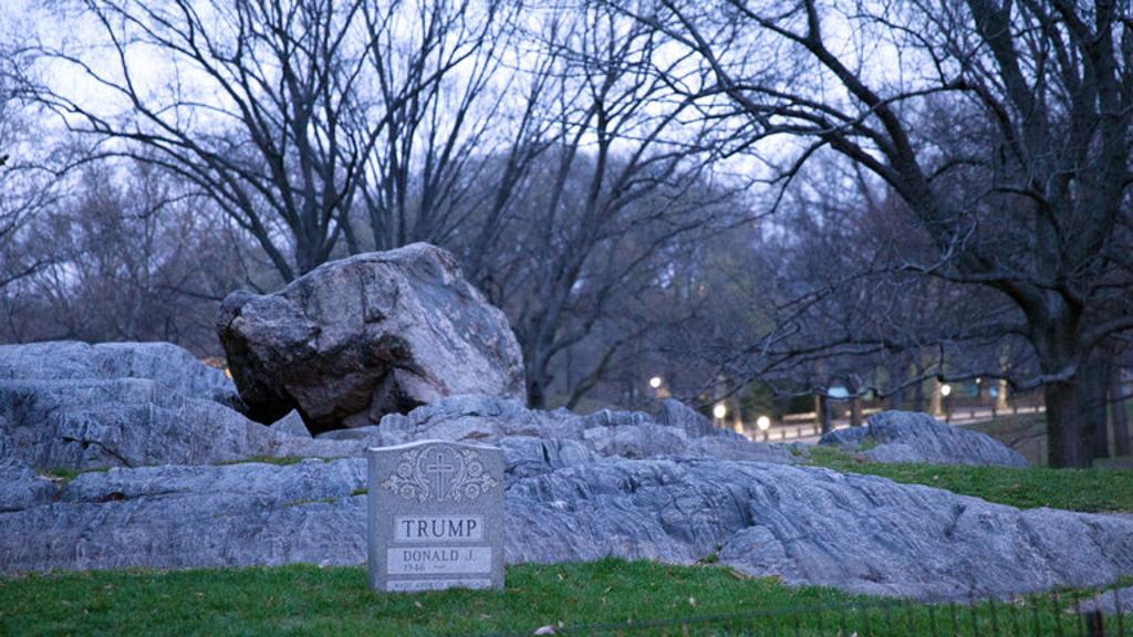Lápide de mármore de 200 quilos amanheceu no parque neste domingo (8) e foi motivo de preocupação. | Molly Krause Communications/Divulgação