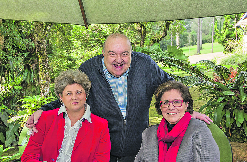 O ex-prefeito Rafael Greca  com a condessa Laila De Laguiche (à esq.)e Regina Casillo, do Solar do Rosário, no almoço em sua chácara, em Piraquara. | Diego Gabriel Simas
