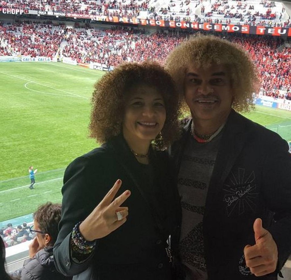 Valderrama e a esposa na Arena na primeira partida final do Paranaense | Instagram pibevalderramp/