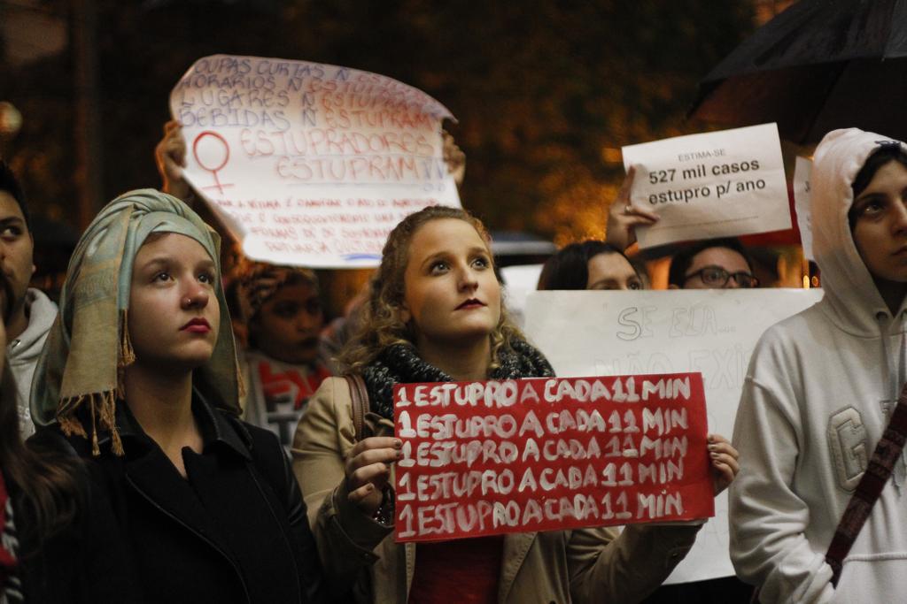 Em Curitiba, mulheres fizeram manifestação em apoio à vítima na última sexta-feira (27) | Daniel Castellano/Gazeta do Povo