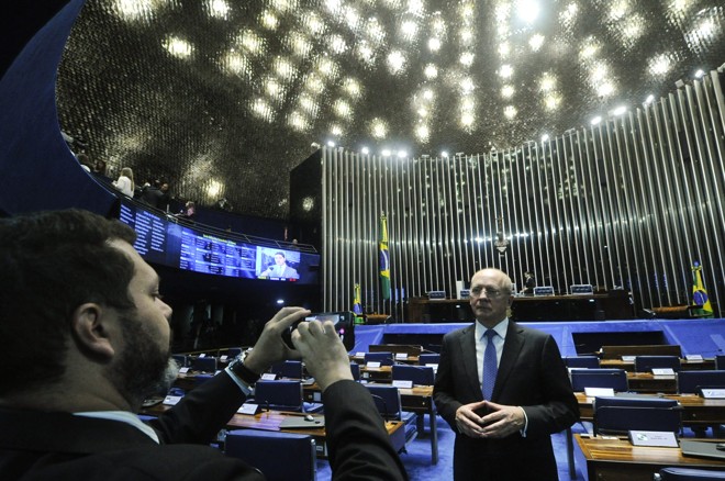 O senador Paulo Bauer (PSDB-SC) posa em frente à bancada do Plenário do Senado que decidirá os rumos do processo de impeachment da presidente Dilma Rousseff.. | Geraldo Magela /Agência Senado