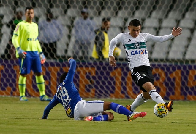 Meia Ruy, do Coritiba, domina a bola nesse sábado (14), no Couto Pereira. | Henry Milléo/Gazeta do Povo