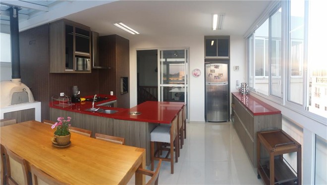 R$ 1.050.000: com 216 m² de área, a cobertura duplex está localizada ao lado do Parque Bacacheri. A planta contempla quatro quartos, sendo uma suíte, duas salas (uma em casa piso), escritório, dois banheiros, ampla área de serviço e varanda, além de cozinha, churrasqueira e forno de pizza. Três dos dormitórios e a cozinha contam com armários planejados. Todos os ambientes são revestidos com piso laminado, com exceção da cozinha e da área de serviço. Há duas vagas de estacionamento. | Divulgação