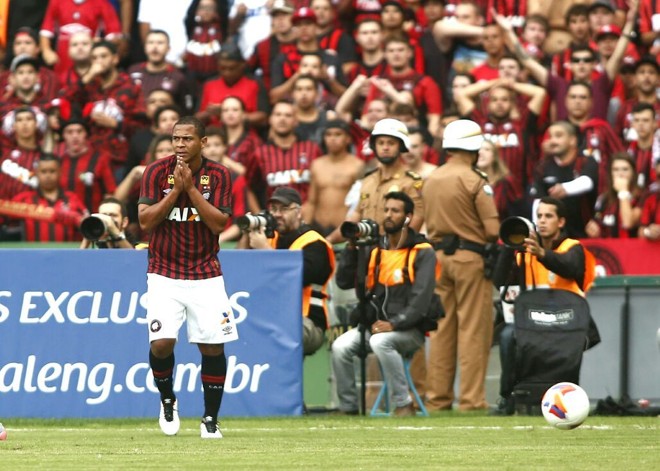 Quase! Walter lamenta gol perdido de forma inacreditável ainda com o placar zerado | Daniel Castellano/Gazeta do Povo