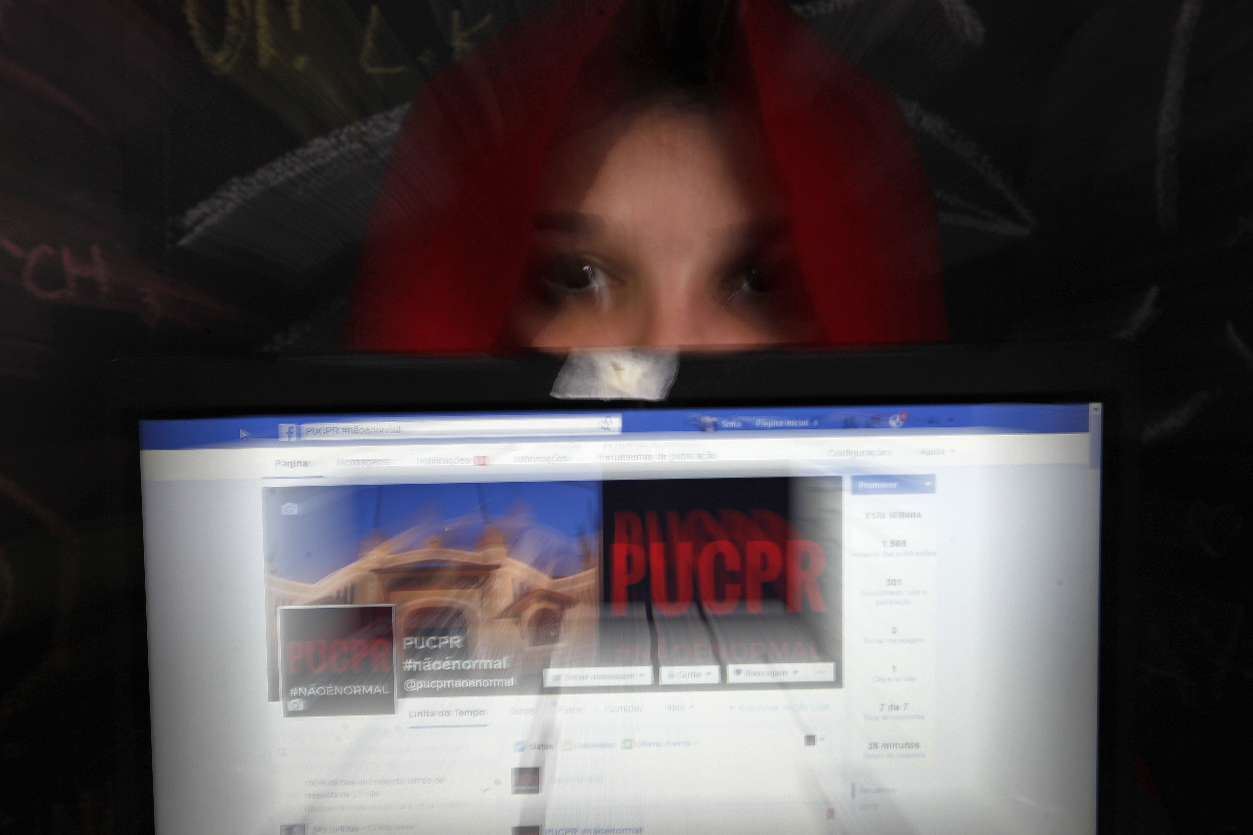 A estudante Sofia, da PUCPR, decidiu abraçar a campanha e denunciar abusos dentro da instituição. | Antônio More/Gazeta do Povo