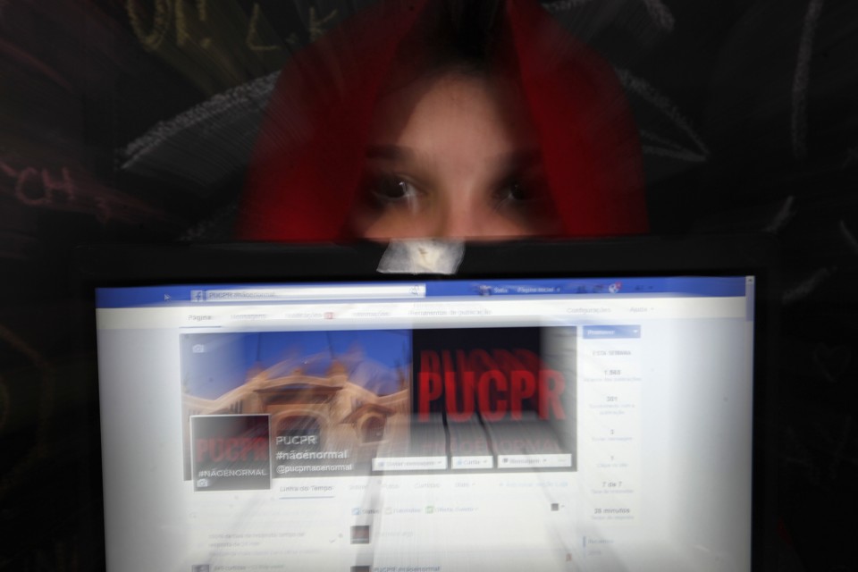 A estudante Sofia, da PUCPR, decidiu abraçar a campanha e denunciar abusos dentro da instituição. | Antônio More/Gazeta do Povo