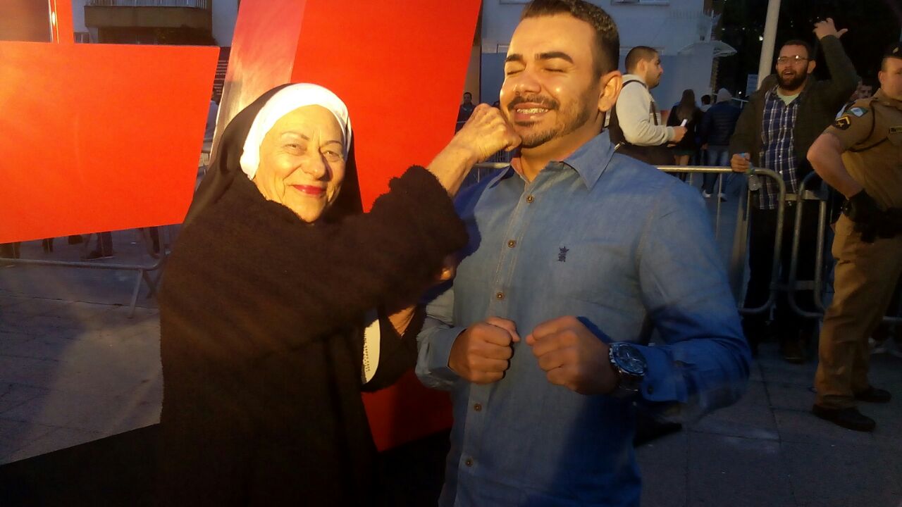 Joana Josélia Hilkner, de 78 anos, brinca na entrada da Arena | Felippe Anibal/