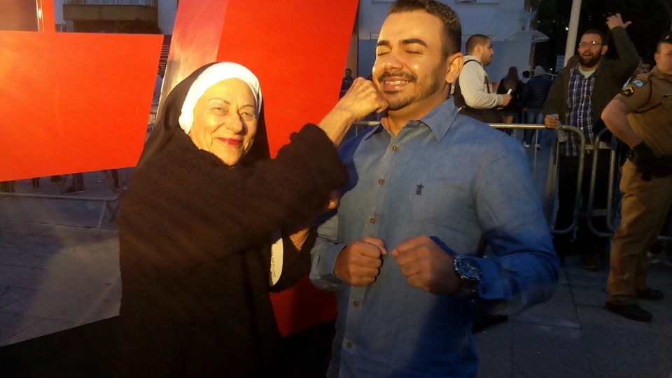 Joana Josélia Hilkner, de 78 anos, brinca na entrada da Arena | Felippe Anibal/