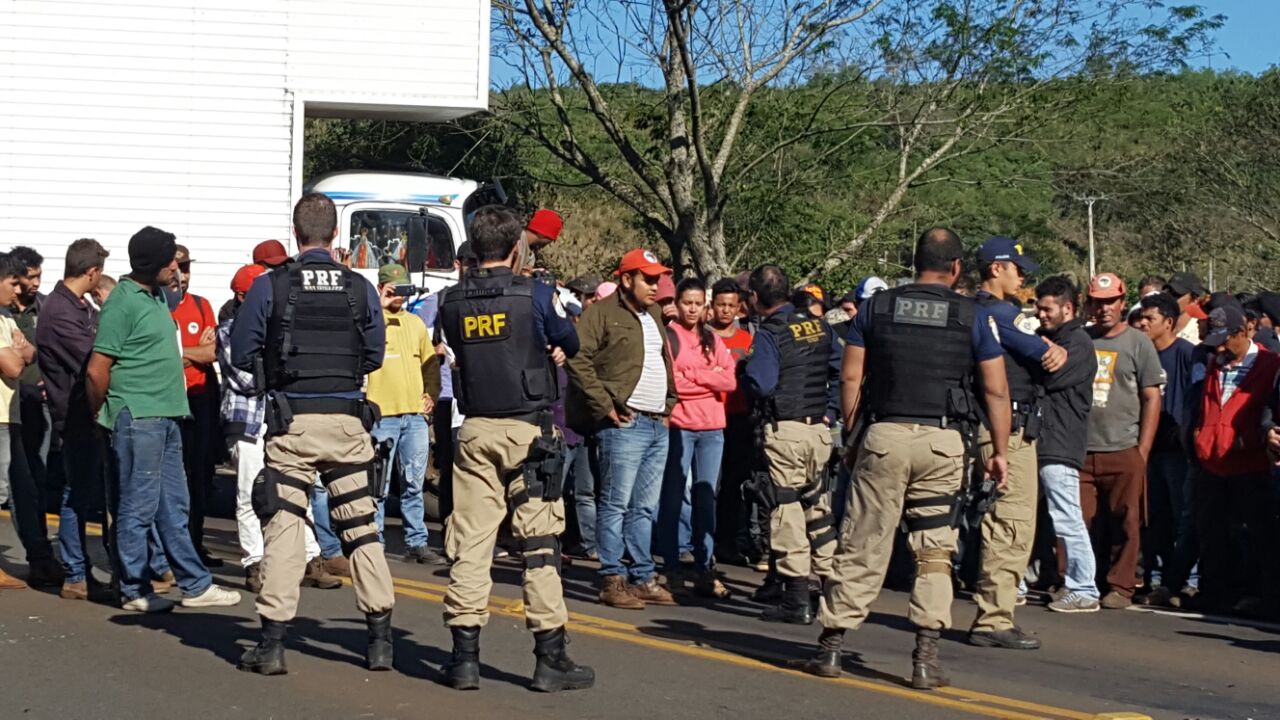 Integrantes do MST desocuparam a BR-277 e montaram acampamento em outro trecho da rodovia no mesmo dia | PRF/Divulgação