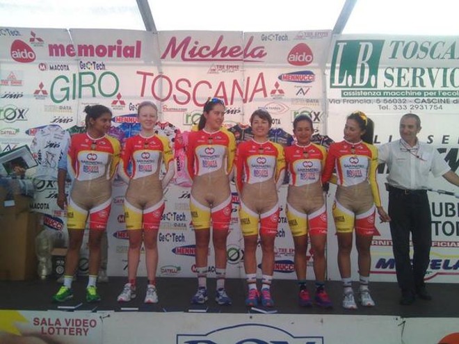 Em 2014, a equipe feminina de ciclismo da Colombia chamou a atenção com um uniforme com partes beges, que davam a impressão de nudez. | Reprodução/Twitter @ultimo_km1