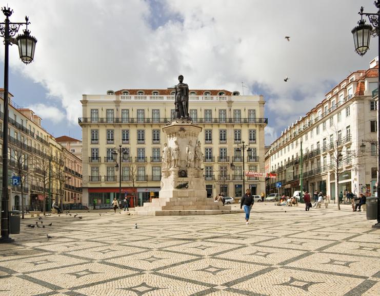 Praça Luís de Camões, no Chiado, bairro tradicional do Centro de Lisboa: região puxou a disparada dos preços na capital portuguesa. | Luca Galuzzi/Wikimedia Commons
