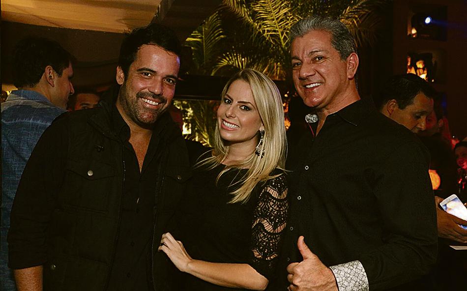 Iiiiiiiiiiiiiit’s Tiiiiiiiiiiiime!!! Bruce Buffer (à dir.), o mundialmente famoso locutor das lutas do UFC, mal chegou à cidade e foi conhecer a noite curitibana na quinta-feira. Ele esteve no Taj Bar, onde foi recebido por Evelyn Rebello, gerente comercial do grupo. Com eles na foto, o empresário Marcelo Fayt. | Kauana Bechtloff