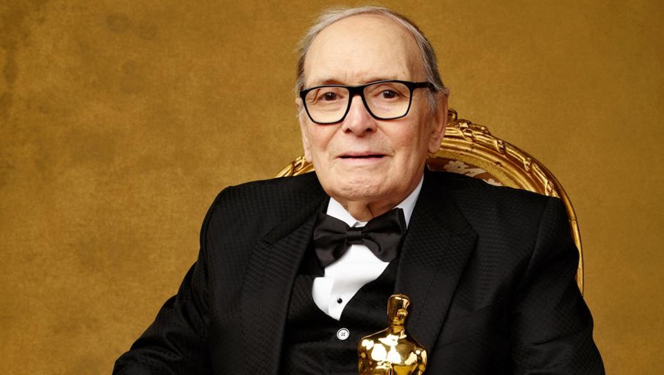 Ennio Morricone com o Oscar recebido por “Os Oito Odiados” | Divulgação/