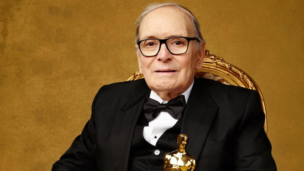 Ennio Morricone com o Oscar recebido por “Os Oito Odiados”