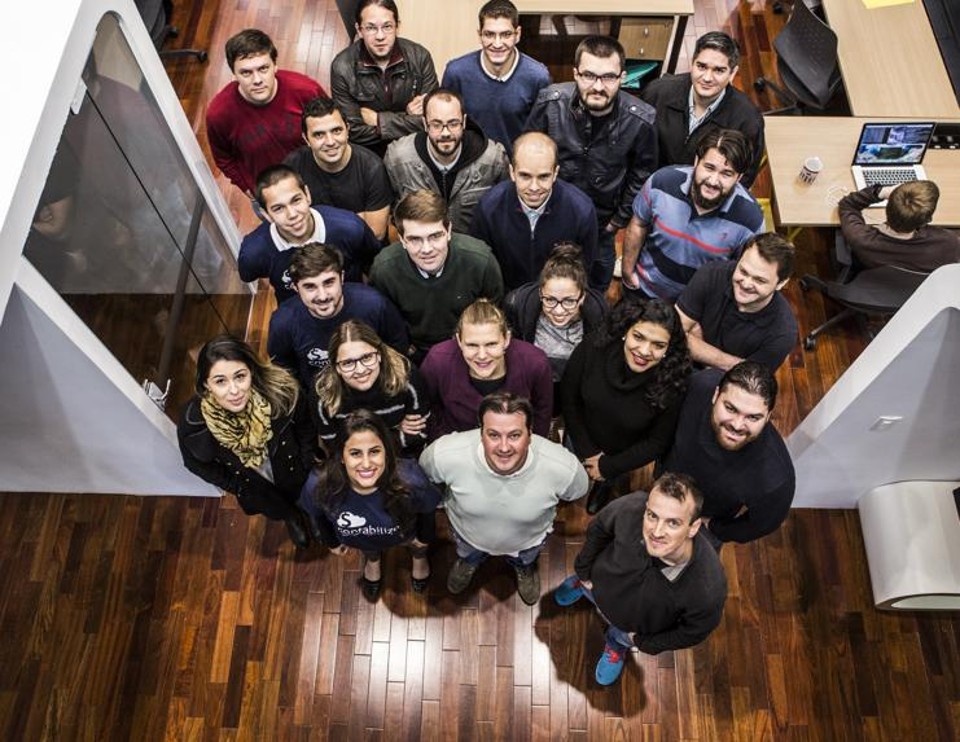 Parte dos funcionários da Contabilizei, startup criada em 2014 em Curitiba | Brunno Covello/Gazeta do Povo