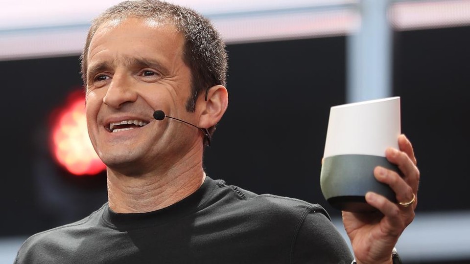 Vice-presidente de Produtos do Google, Mario Queiroz, apresenta o Google Home durante conferência nesta quarta | JUSTIN SULLIVAN/AFP