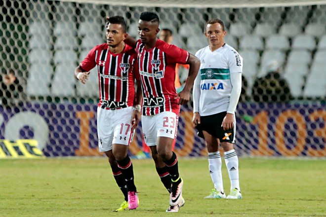 Rogério comemora discretamente o gol marcado no Alto da Glória, empatando o duelo com o Alviverde de Carlinhos. | Albari Rosa/Gazeta do Povo