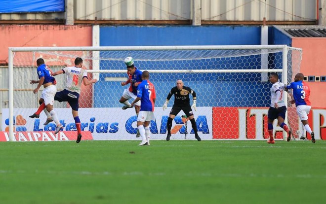 A zaga do Paraná afasta o perigo na bola alçada na área do goleiro Marcos, que acompanha tudo atentamente. | Ivonaldo Alexandre/Gazeta do Povo