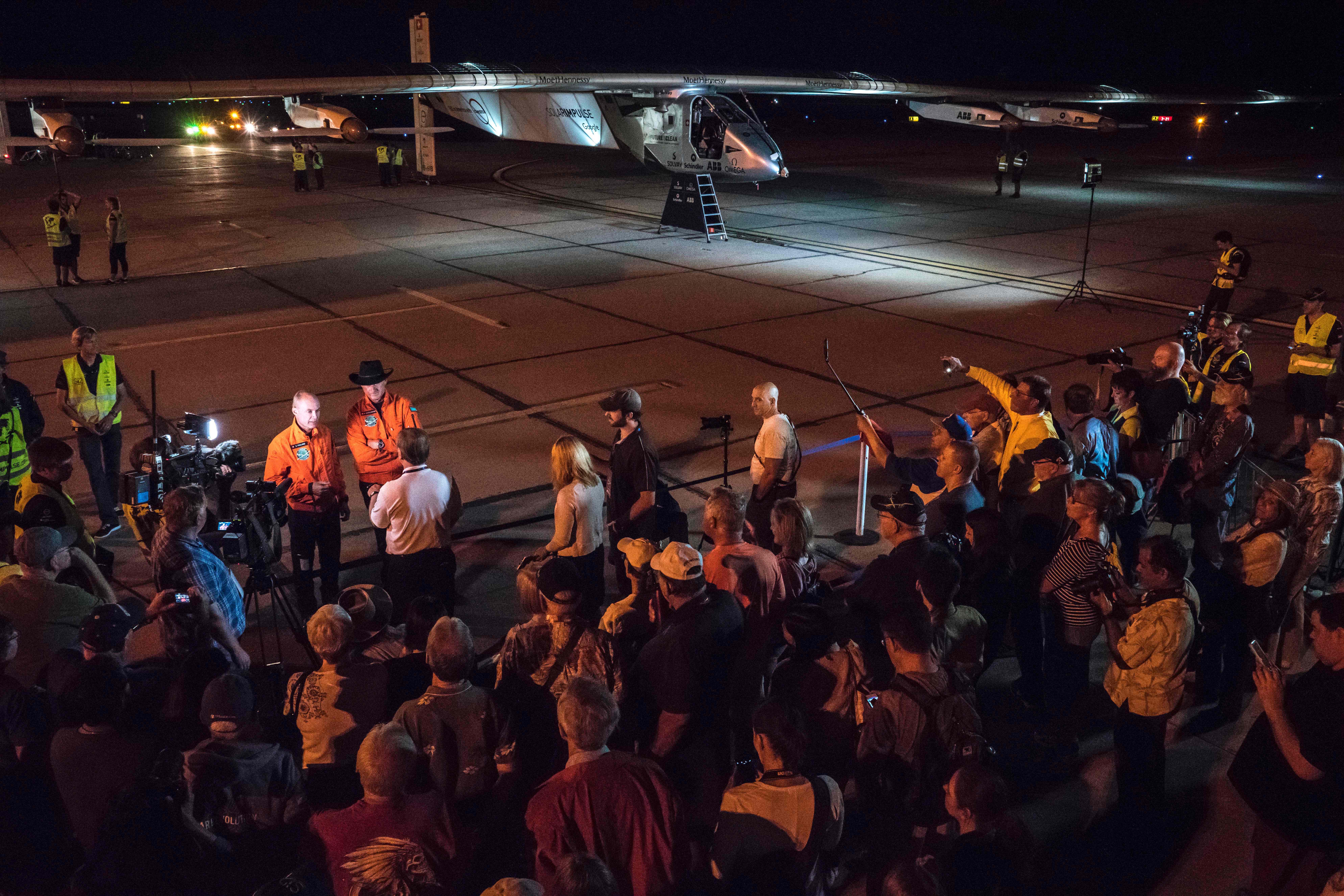 Avião experimental de energia solar chegou a Tulsa na noite de quinta-feira, depois de 18 horas voando | JEAN REVILLARD/AFP