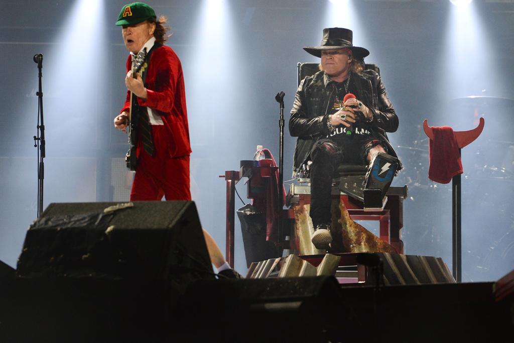 Angus Young e Axl Rose: AC/DC cantou para portugueses em show que abriu a turnê europeia | PATRICIA DE MELO MOREIRA/AFP