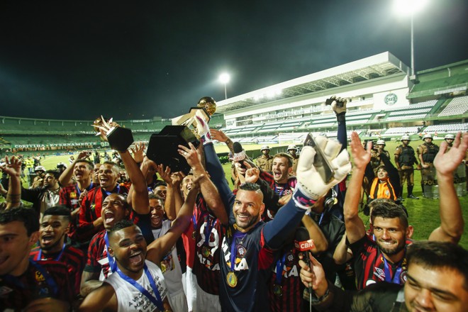 Jogadores fazem a festa com a taça após conquista do Paranaense na casa do arquirrival Coritiba | Marcelo Andrade/Gazeta do Povo