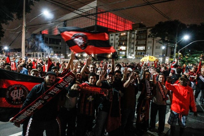 Muitos torcedores do Rubro-Negro se reuniram nos arredores da Arena. | Daniel Castellano/Gazeta do Povo