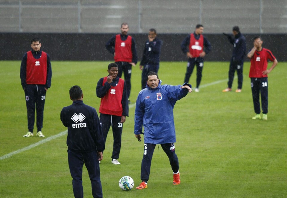 Claudinei orienta jogadores no treino da Vila, com frio e chuva. | /Jonathan Campos/Gazeta do Povo