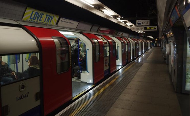 Parada da linha Victoria. A linha, que atravessa Londres de norte a sul, passará a funcionar 24 horas também aos fins de semana a partir de 19 de agosto deste ano. | Matt Buck/Creative Commons