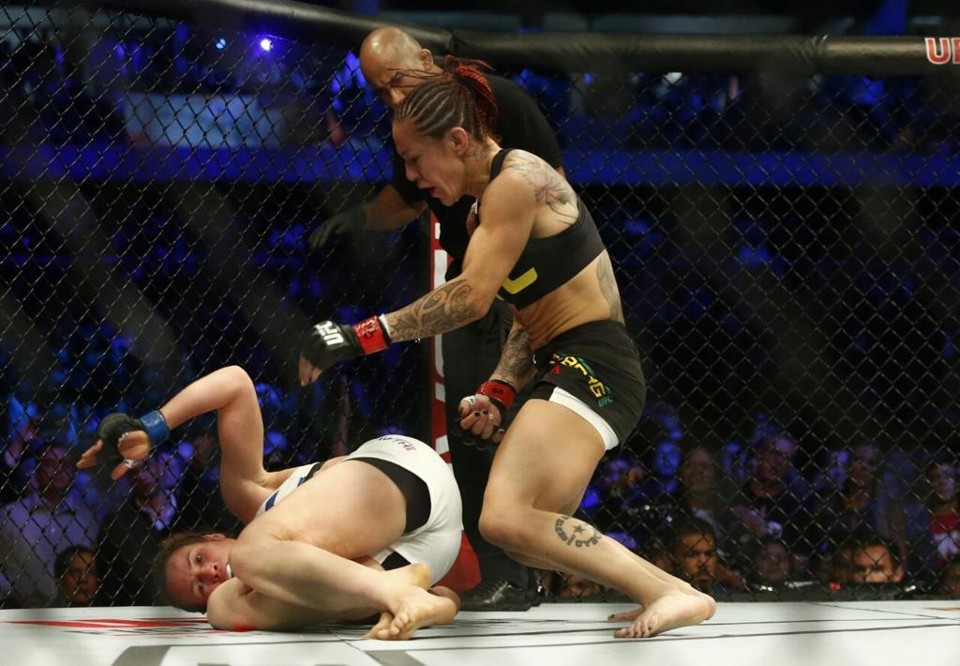Cris Cyborg precisou de pouco mais de um minuto para derrubar a a americana Leslie Smith | Hugo Harada/Gazeta do Povo