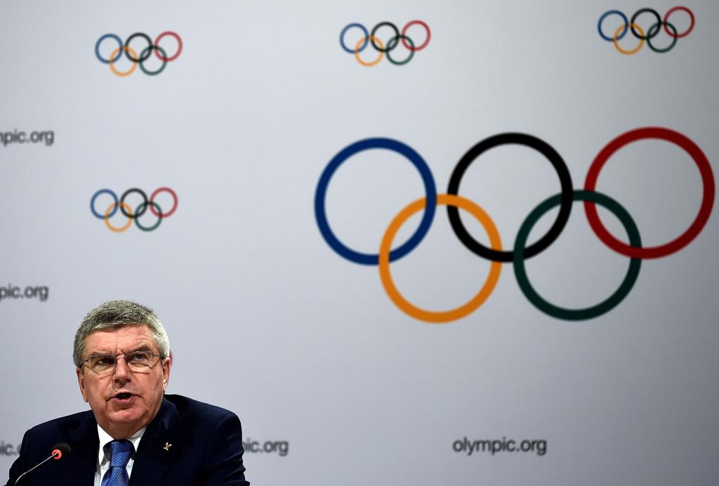 Para Thomas Bach, mais atletas poderão ser punidos por doping em Jogos anteriores. | MANAN VATSYAYANA/AFP