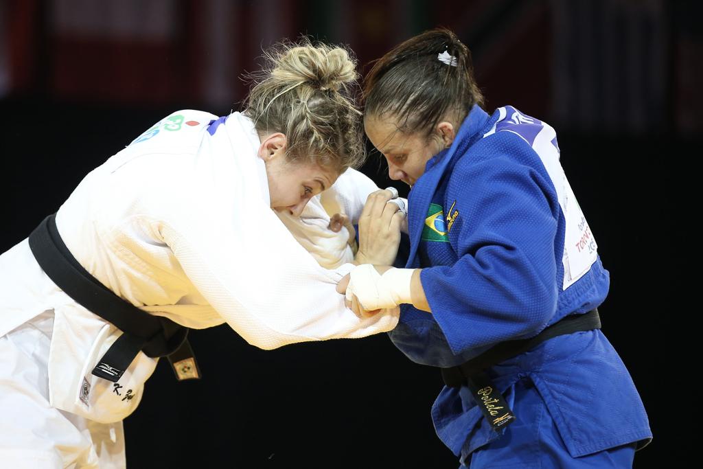 No Panamericano de 2015, Maria Portela (de azul) enfrentou a canadense Kelita Zupancic | Tom Szczerbowski/USA Today Sports
