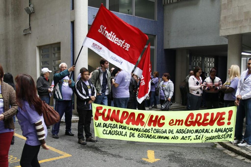 Funcionários protestaram no prédio da Reitoria no início da manhã | Aniele Nascimento/Gazeta do Povo