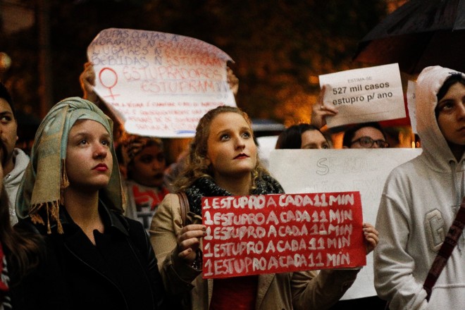 Meninas que participaram do protesto seguravam cartazes lembrando a violência contra as mulheres no Brasil/ | Daniel CastellanoGazeta do Povo