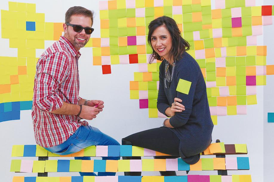 Ronaldo Cavalheri, diretor geral do Centro Europeu, e a fotógrafa Tânia Buchmann, uma das organizadoras do evento, na instalação produzida com Post-its para a primeira edição do EuroArt, evento que reuniu exposições, atividades culturais interativas, bate-papo com especialista e música. | Suzana Lass