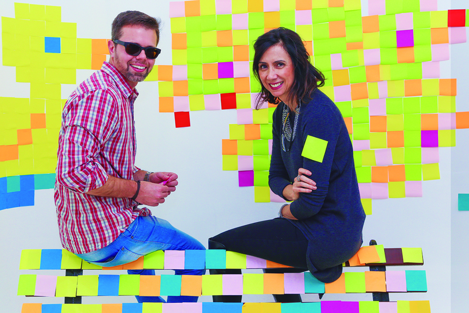 Ronaldo Cavalheri, diretor geral do Centro Europeu, e a fotógrafa Tânia Buchmann, uma das organizadoras do evento, na instalação produzida com Post-its para a primeira edição do EuroArt, evento que reuniu exposições, atividades culturais interativas, bate-papo com especialista e música. | Suzana Lass