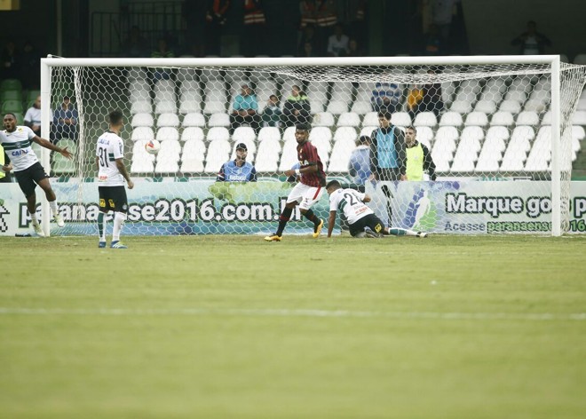 Ewandro marca o segundo do Atlético após grande jogada de Walter | Marcelo Andrade/Gazeta do Povo