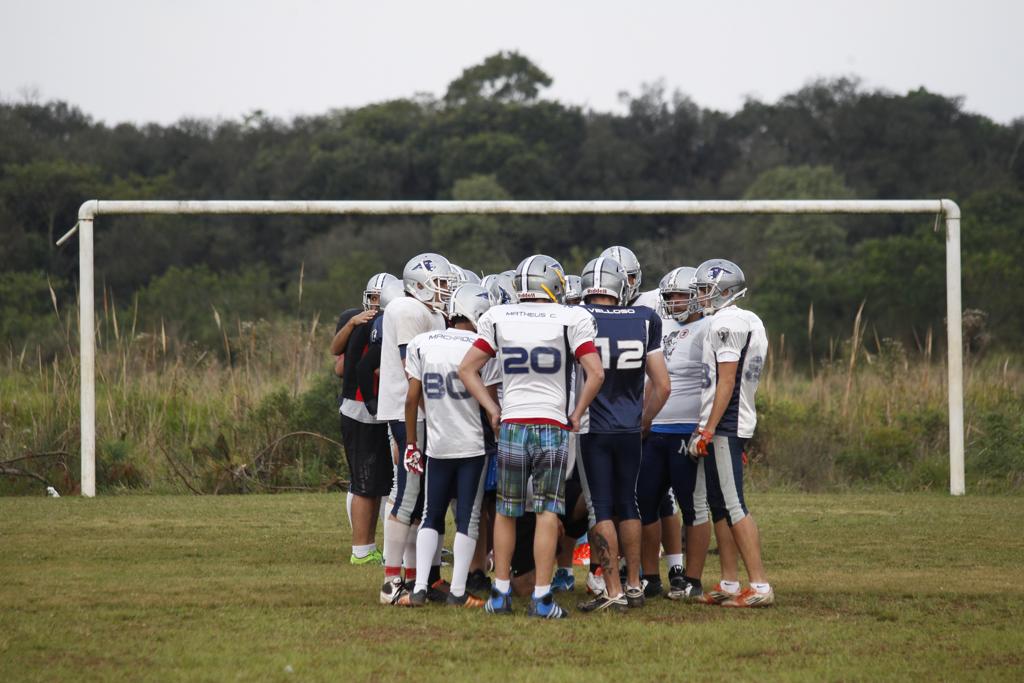 Treino do Curitiba Lions, uma nova investida para promover o futebol americano no Brasil. | Daniel Castellano/Gazeta do Povo