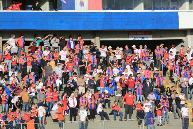 Torcida paranista na Reta do Relógio antes do início do duelo com o Bahia. | Ivonaldo Alexandre/Gazeta do Povo