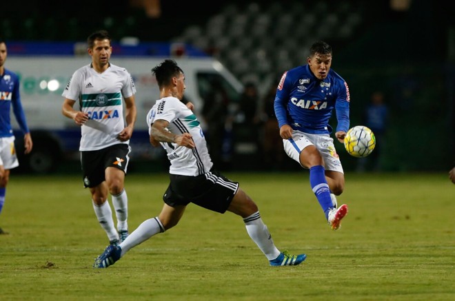 Volante João Paulo, do Coritiba, tenta evitar o ataque do Cruzeiro. No fundo o venezuelano César Gonzalez . | Henry Milléo/Gazeta do Povo